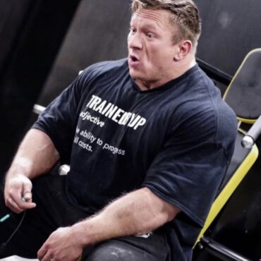 Trained by JP - Tričko s přídavným jménem v černé barvě