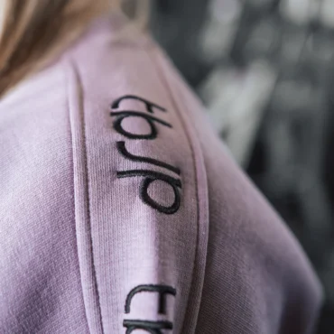 Sweater - Dusky Lilac with Embroidered tbJP Arm Logo (pink) - Obrázek 3