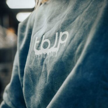tbJP Drip Logo Sweater in Blue Green with Cream Logo - UTILITY01 - Obrázek 6