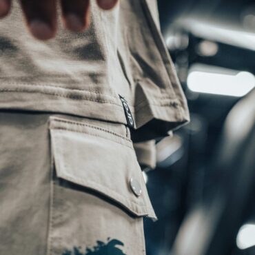 Alternativní pohled na Cargo Shorts with Pockets, in Light Grey with Blue Green detail - UTILITY01