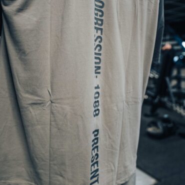 Set In Sleeve Tshirt - Vertical back logo, Grey & Dark Grey - UTILITY01 - Obrázek 3