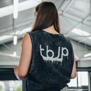 tbJP Drip Logo Vest in Black with a Light Grey Logo - UTILITY01 - Obrázek 7