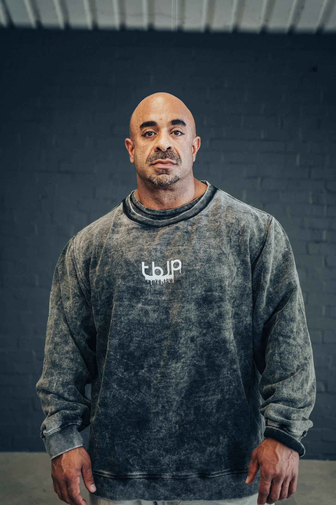 tbJP Drip Logo Sweater in Black with a Light Grey Logo - UTILITY01 - Obrázek 7