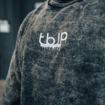 tbJP Drip Logo Sweater in Black with a Light Grey Logo - UTILITY01 - Obrázek 6