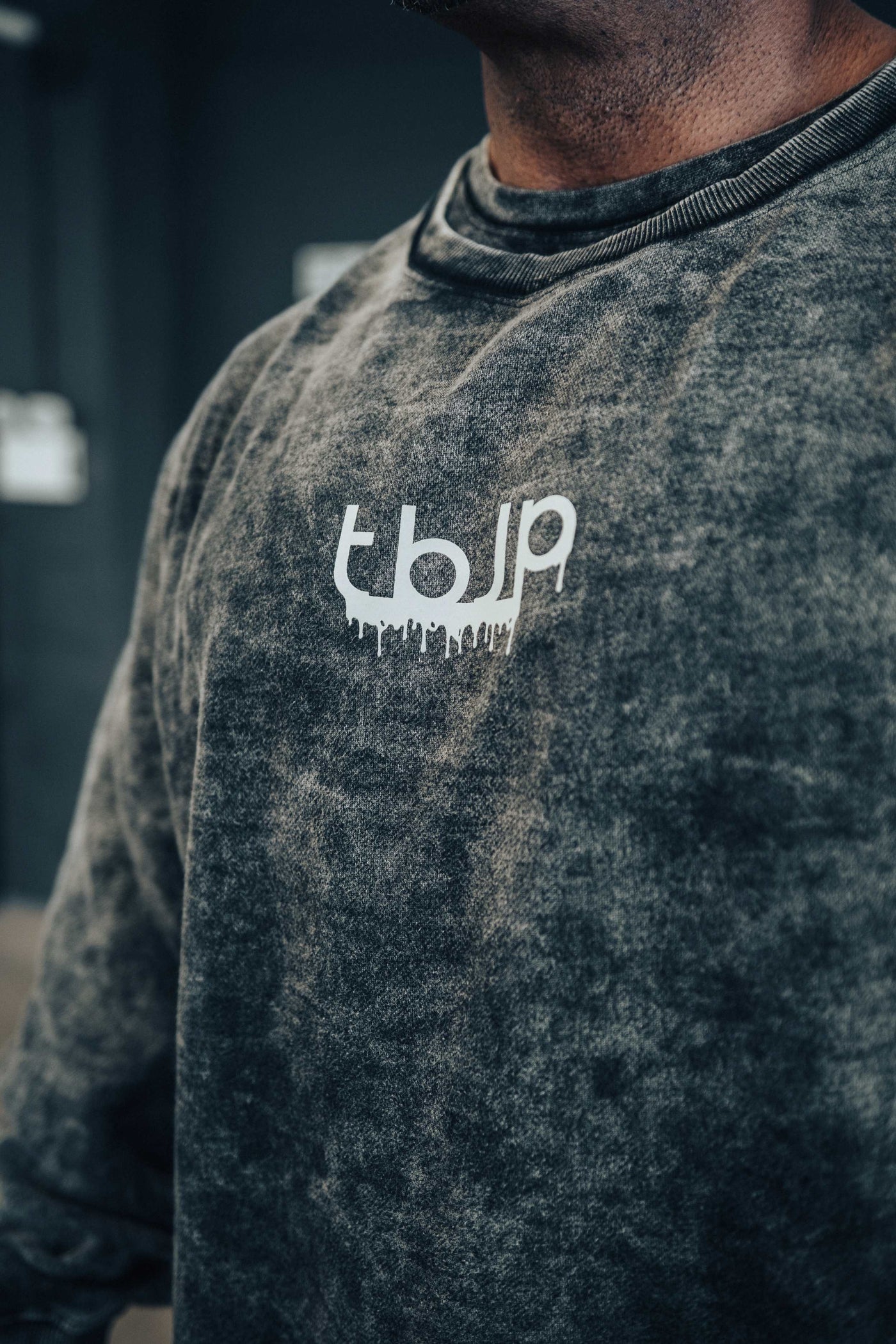 tbJP Drip Logo Sweater in Black with a Light Grey Logo - UTILITY01 - Obrázek 6