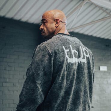 tbJP Drip Logo Sweater in Black with a Light Grey Logo - UTILITY01 - Obrázek 4