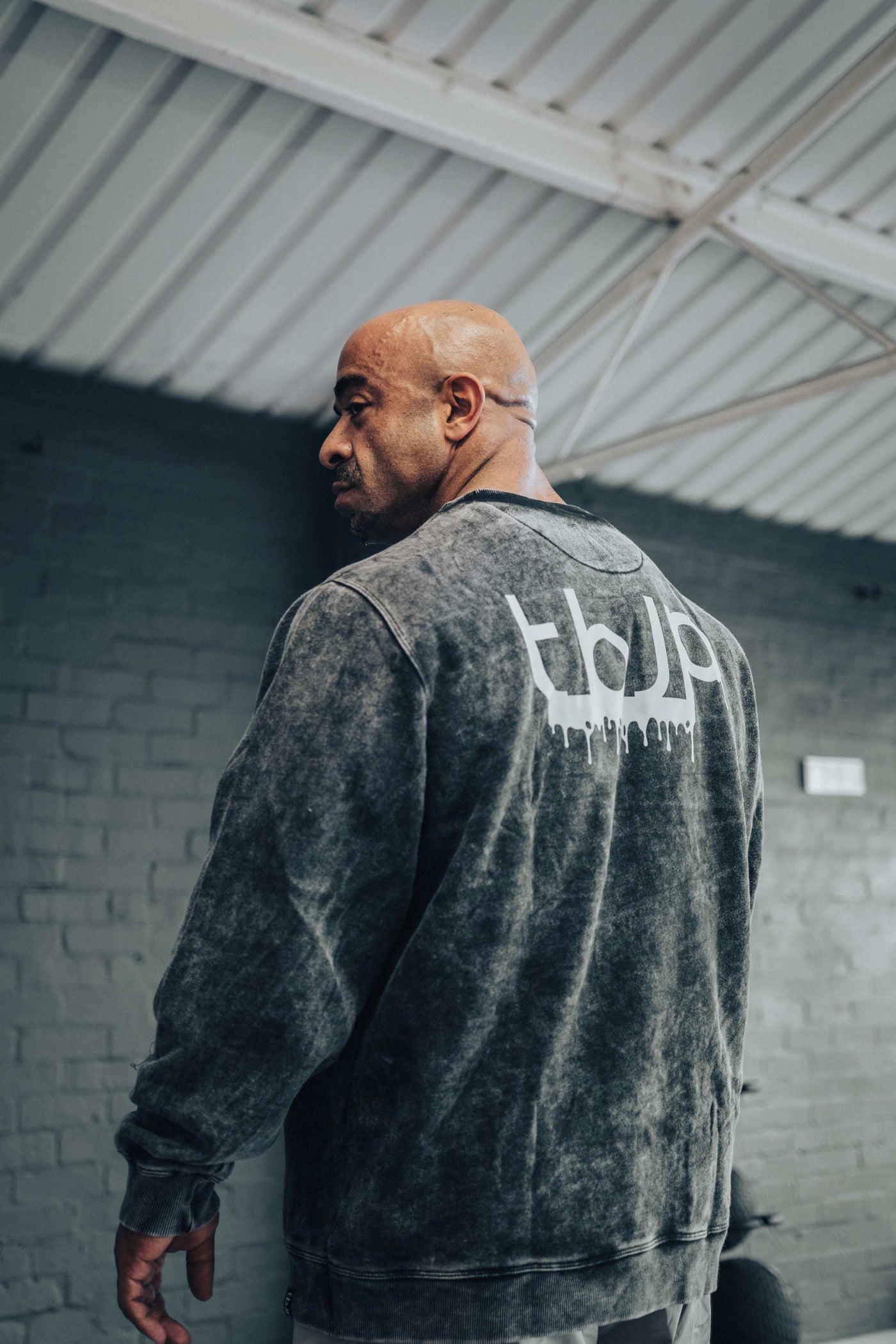tbJP Drip Logo Sweater in Black with a Light Grey Logo - UTILITY01 - Obrázek 4