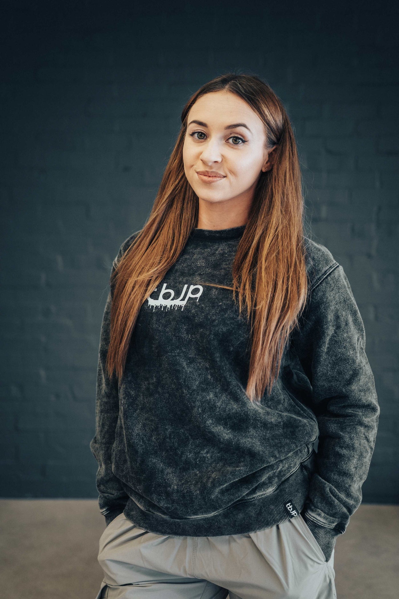 tbJP Drip Logo Sweater in Black with a Light Grey Logo - UTILITY01 - Obrázek 3