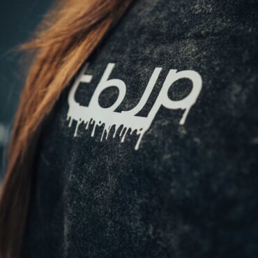 tbJP Drip Logo Sweater in Black with a Light Grey Logo - UTILITY01 - Obrázek 9