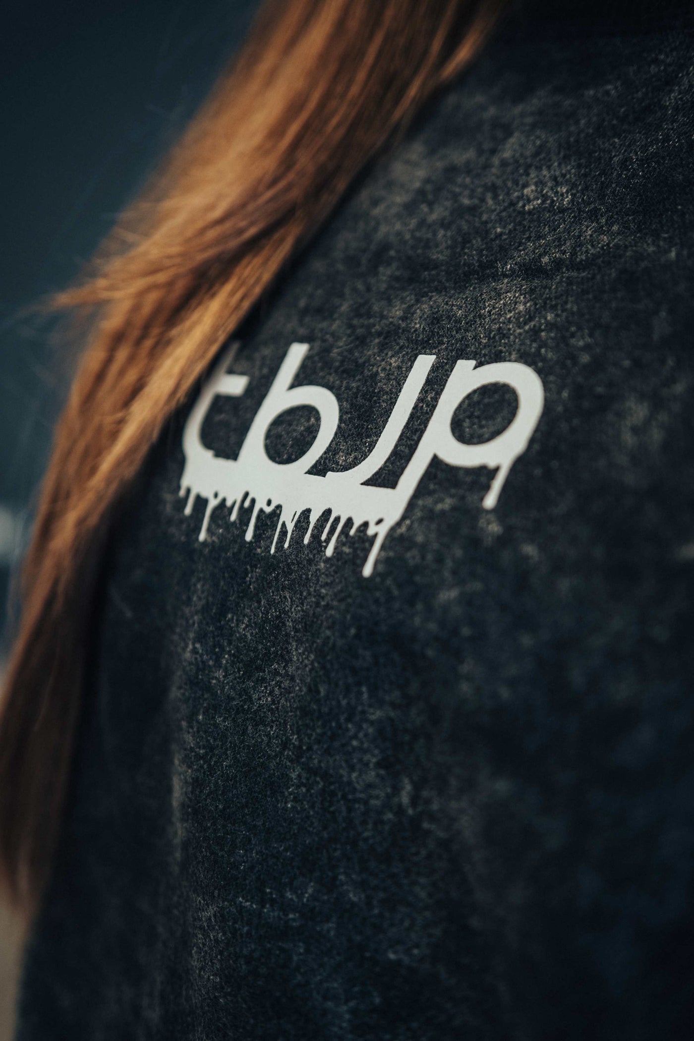tbJP Drip Logo Sweater in Black with a Light Grey Logo - UTILITY01 - Obrázek 9