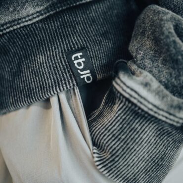 tbJP Drip Logo Sweater in Black with a Light Grey Logo - UTILITY01 - Obrázek 5