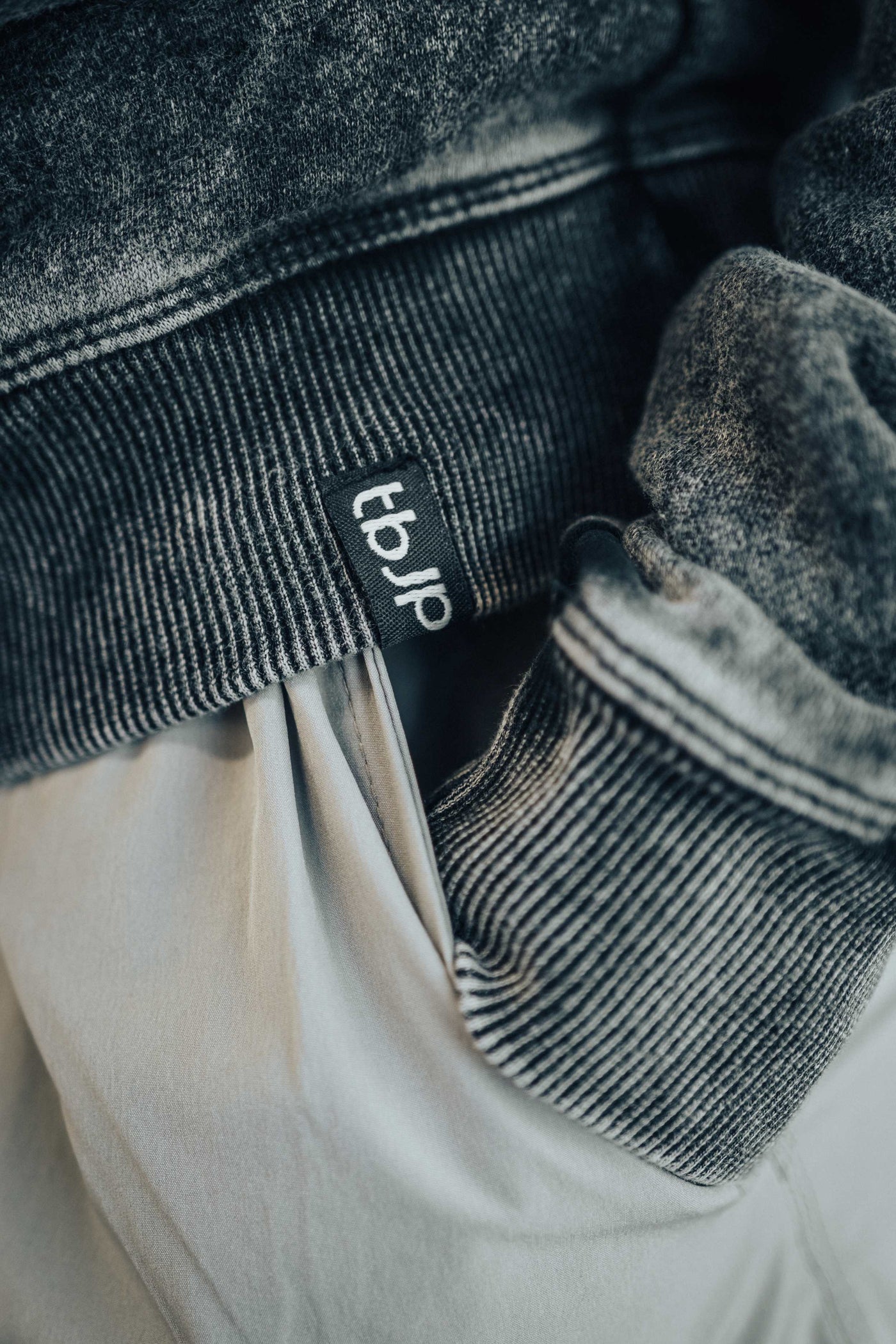tbJP Drip Logo Sweater in Black with a Light Grey Logo - UTILITY01 - Obrázek 5