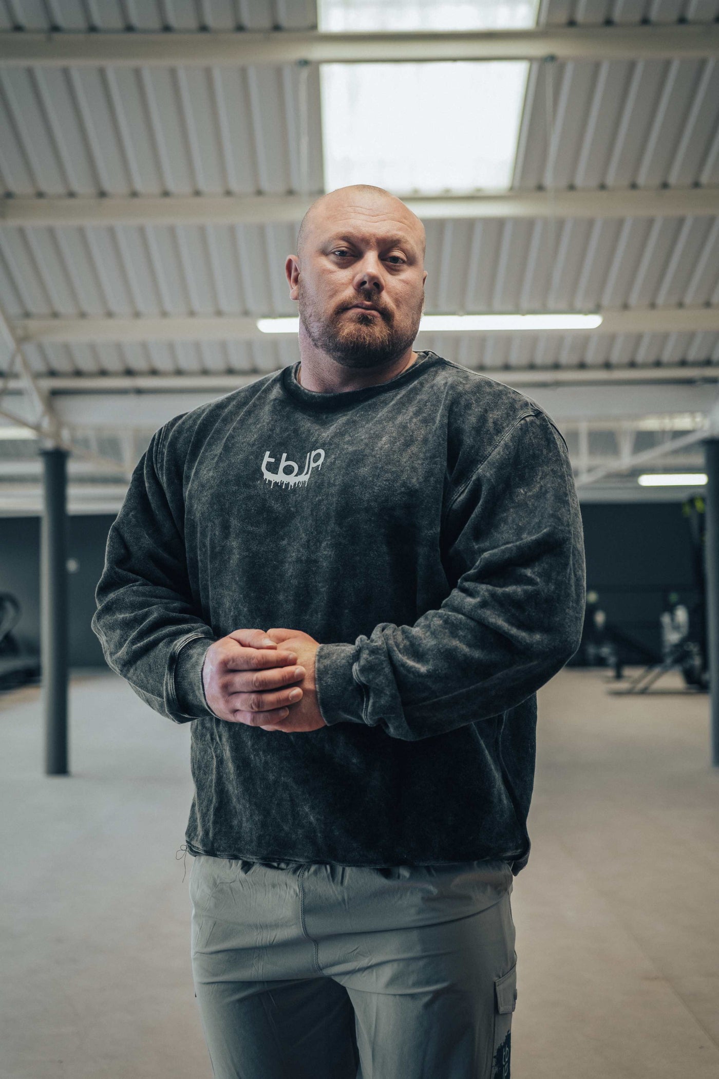 tbJP Drip Logo Sweater in Black with a Light Grey Logo - UTILITY01 - Obrázek 2