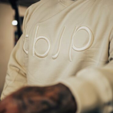 Embroidered Sweater with tbJP Logo in Cream - UTILITY01 - Obrázek 3
