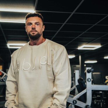 Alternativní pohled na Embroidered Sweater with tbJP Logo in Cream - UTILITY01