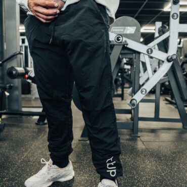 Tapered Joggers with Drawstring cord cuffs in Black - UTILITY01 - Obrázek 3
