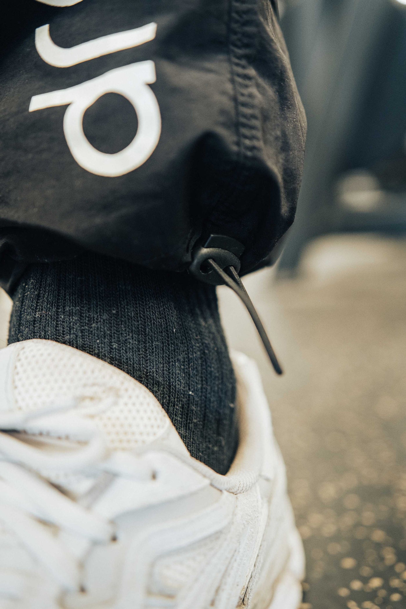 Tapered Joggers with Drawstring cord cuffs in Black - UTILITY01 - Obrázek 4